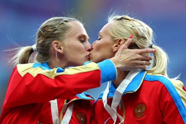 russian gold medalists kiss